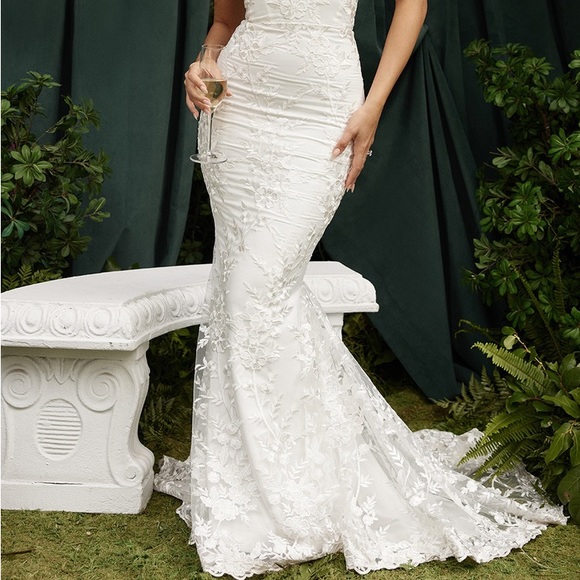 House of CB ‘SOLENE’ Bridal Gown + ‘SIMONE’ Viel - Picture 7 of 15